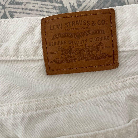 Levi’s button-front white denim skirt in 27 - Picture 4 of 10